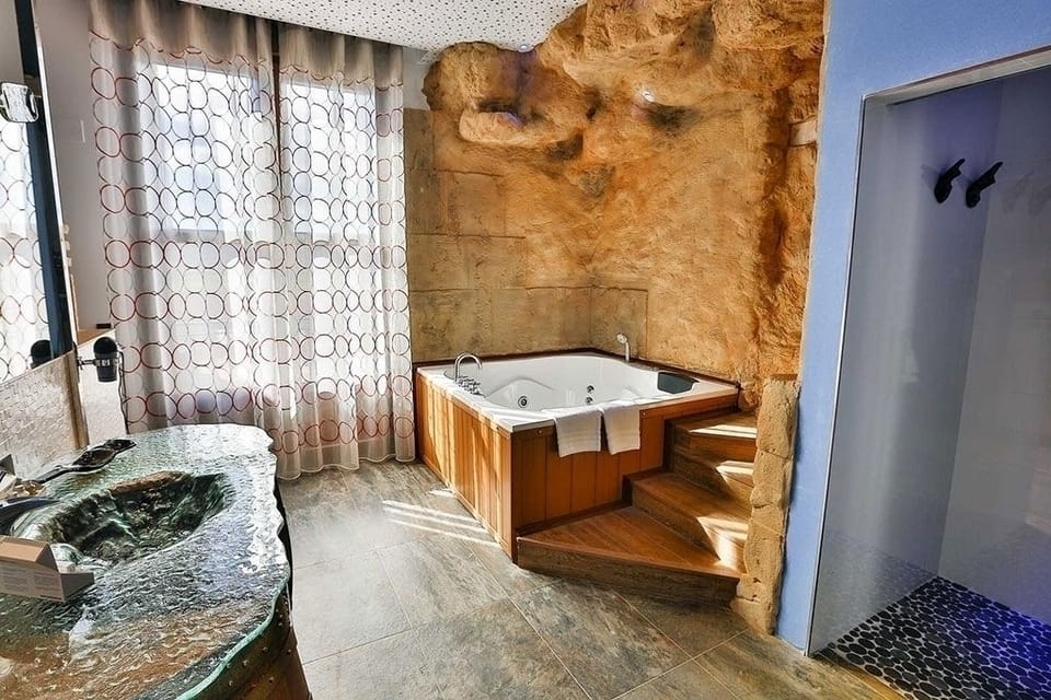 Suite | Bathroom | Shower, designer toiletries, hair dryer, bidet