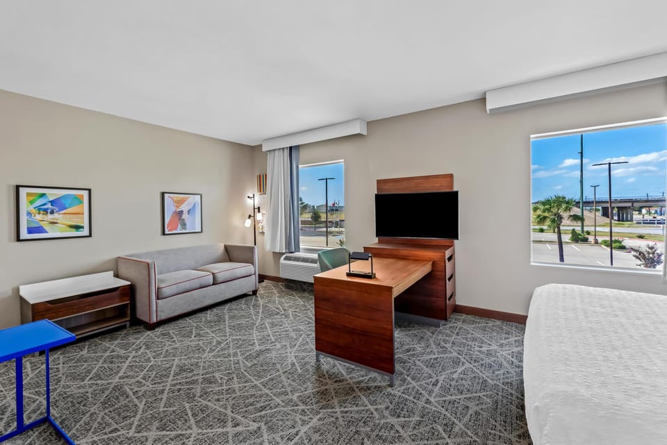Room, 1 King Bed | Living area | 32-inch LCD TV with cable channels, TV