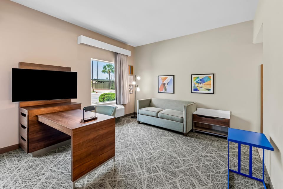 King, Studio Suite | Living area | 32-inch LCD TV with cable channels, TV