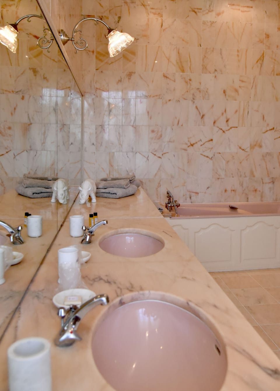 Mansion - 6 Rooms | Deep soaking bathtub