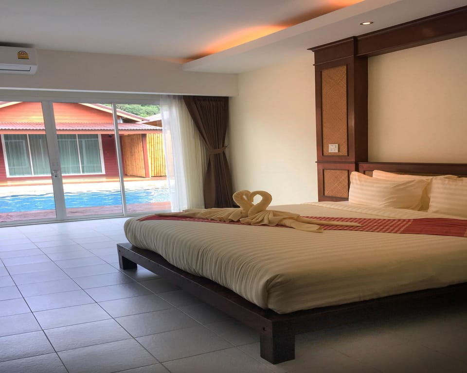 Hypo-allergenic bedding, minibar, in-room safe, laptop workspace