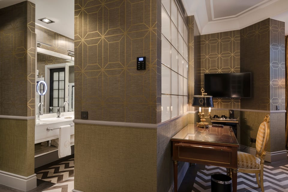 Junior Suite | Minibar, in-room safe, desk, blackout drapes