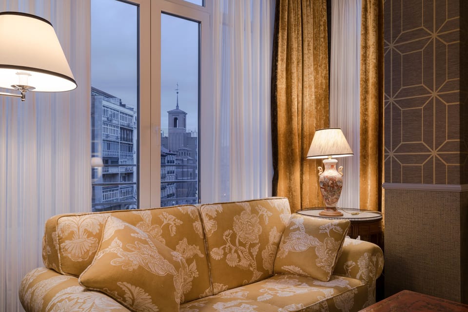 Junior Suite | Minibar, in-room safe, desk, blackout drapes