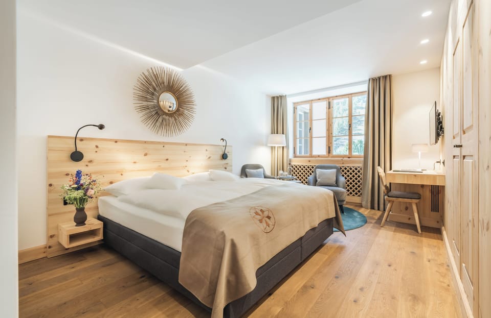 Premium bedding, down comforters, minibar, in-room safe