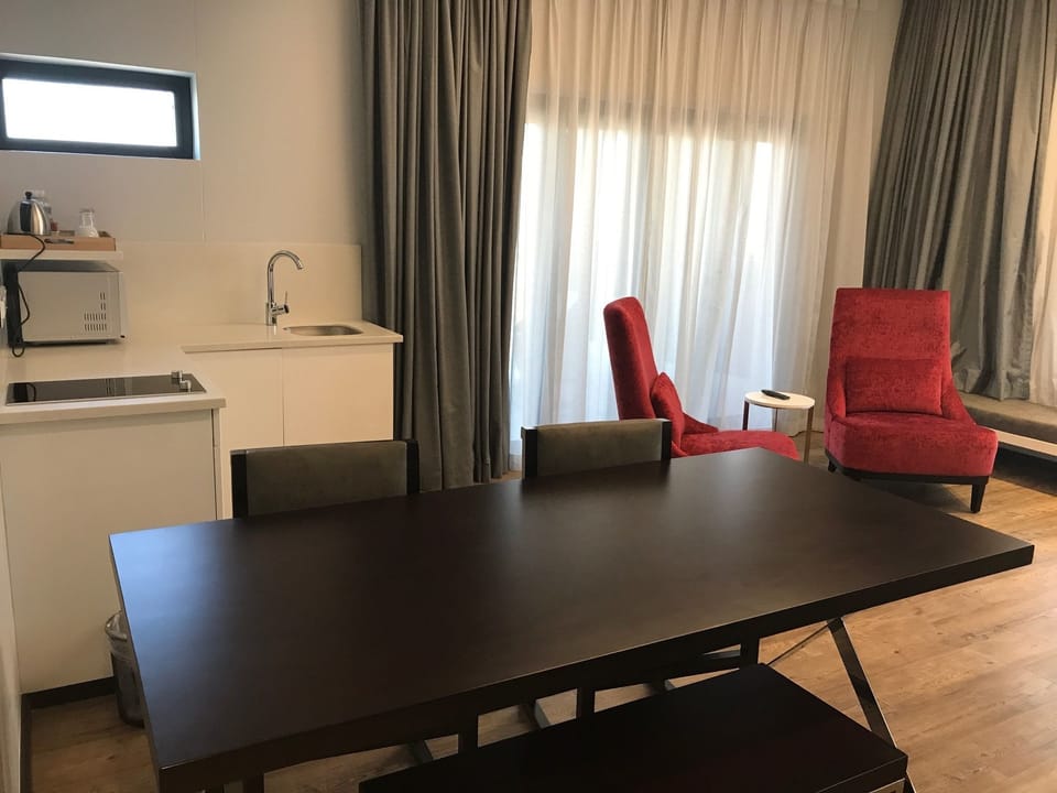 Premium Room, 1 Queen Bed, Smoking | In-room safe, desk, soundproofing, iron/ironing board (on request)