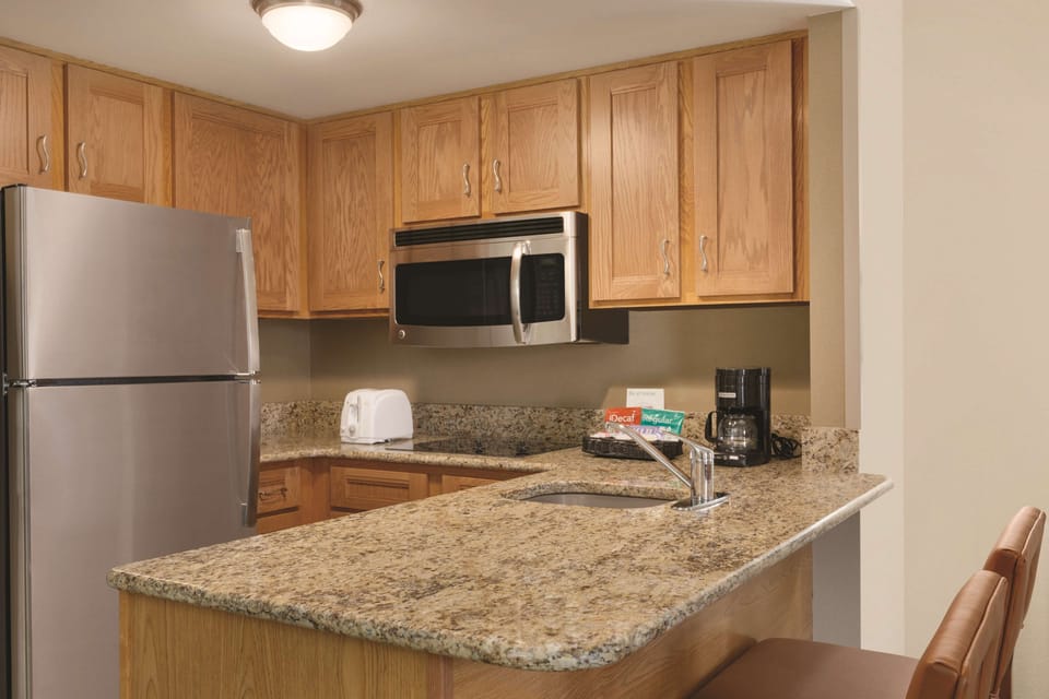 Full-size fridge, microwave, stovetop, dishwasher
