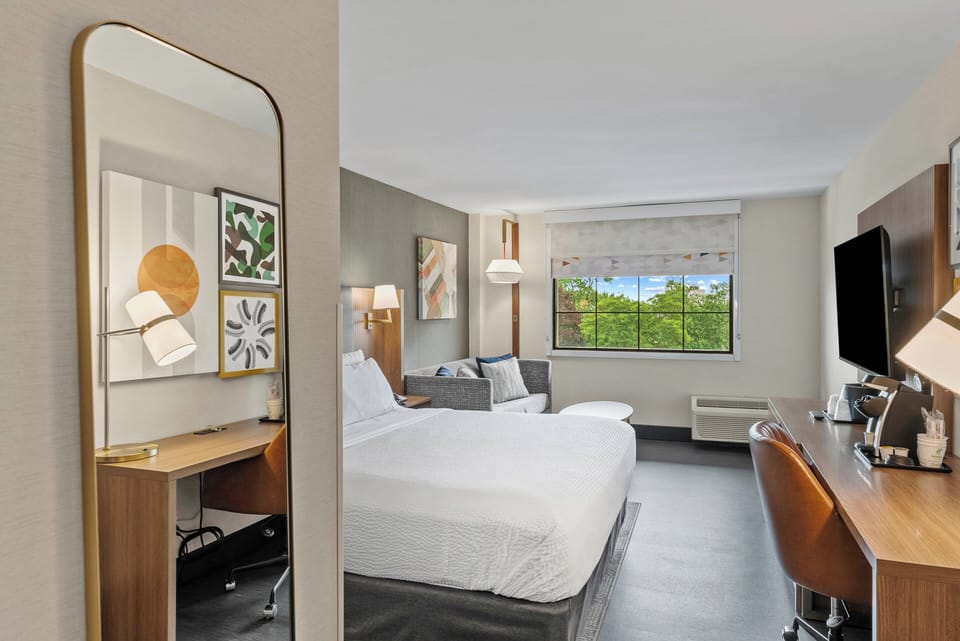 Standard Room, 1 King Bed | Desk, laptop workspace, blackout drapes, iron/ironing board