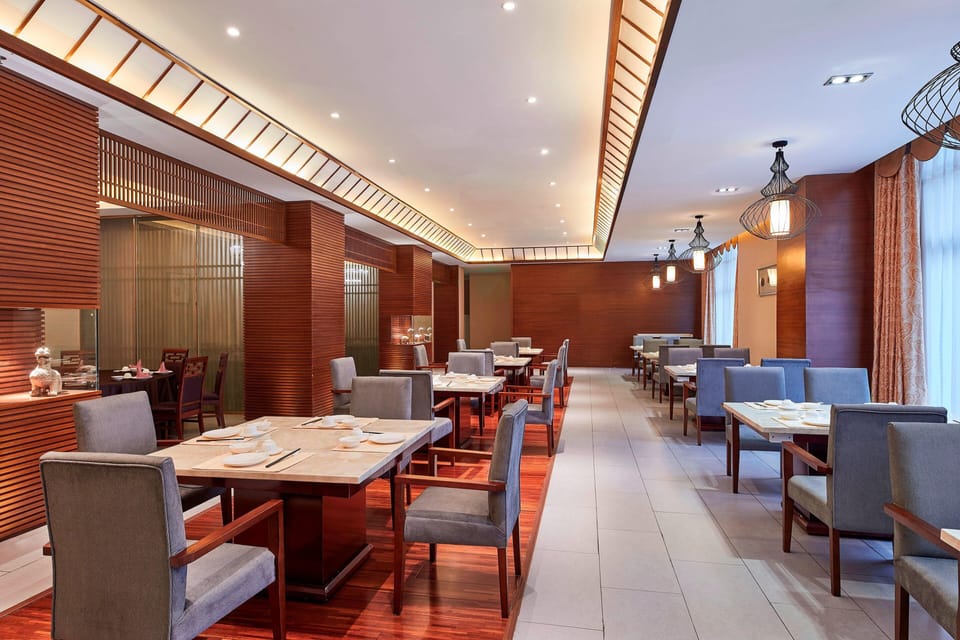 2 restaurants; breakfast, lunch, dinner, and brunch served