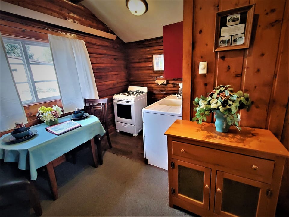 Signature Cabin, Kitchen, Courtyard Area | Private kitchen | Microwave, coffee/tea maker, electric kettle, toaster