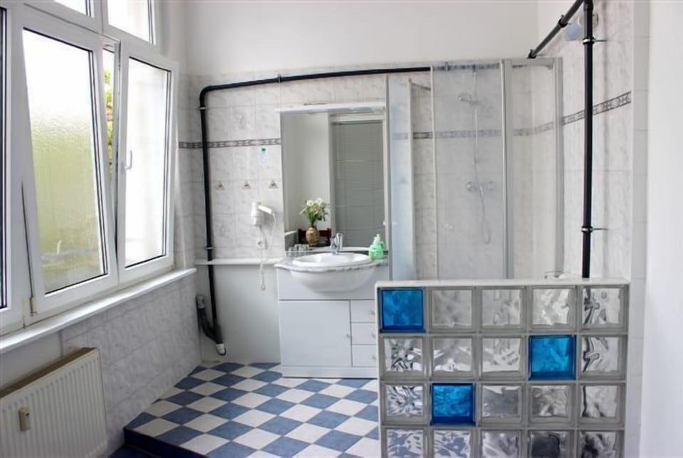 Superior Double Room | Bathroom | Shower, hair dryer, towels