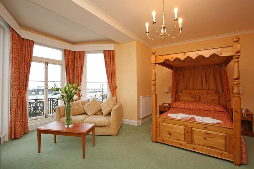 Superior Double Room, Sea View | Desk, iron/ironing board, free WiFi, bed sheets