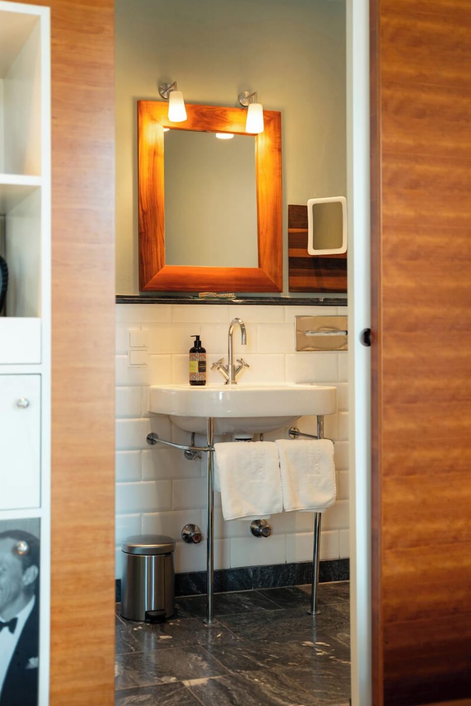 Combined shower/tub, designer toiletries, hair dryer, towels
