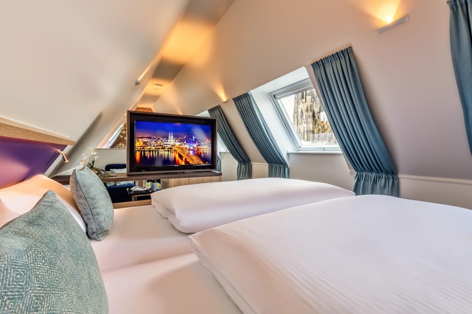 Junior Suite | Hypo-allergenic bedding, minibar, in-room safe, desk