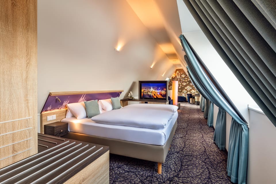 Junior Suite | Hypo-allergenic bedding, minibar, in-room safe, desk