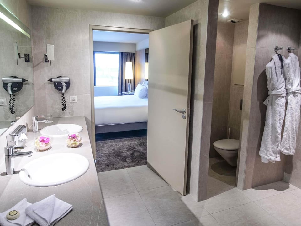 Junior Suite, 1 Queen Bed with Sofa bed (Lounge) | Premium bedding, in-room safe, desk, soundproofing