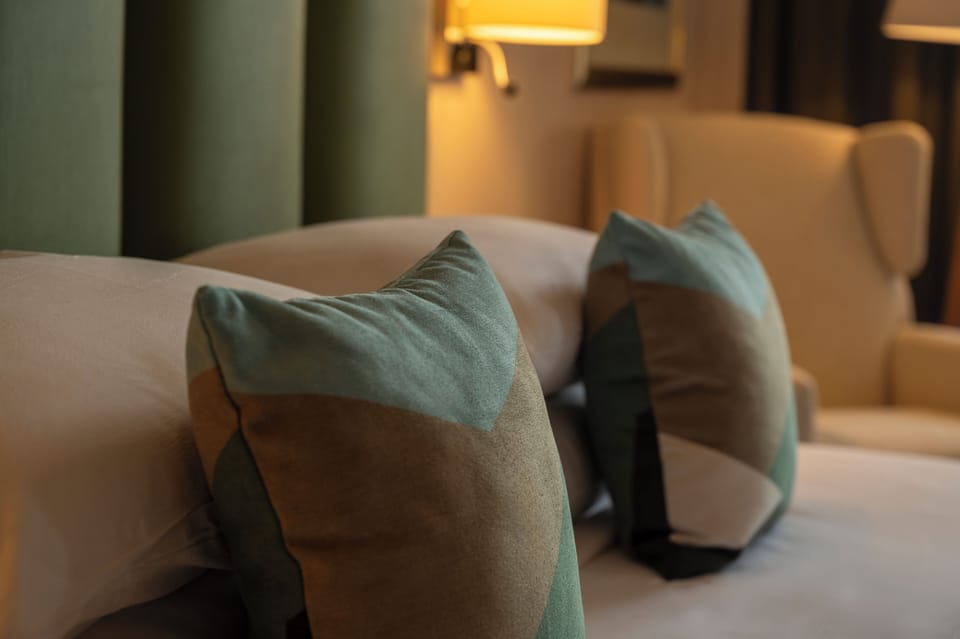 Hypo-allergenic bedding, down comforters, in-room safe, desk