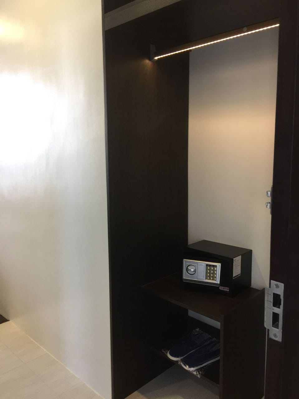 Premier Suite | Minibar, in-room safe, desk, blackout drapes