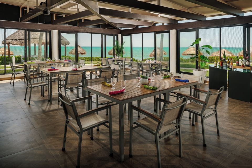 8 restaurants; breakfast, dinner, and brunch served