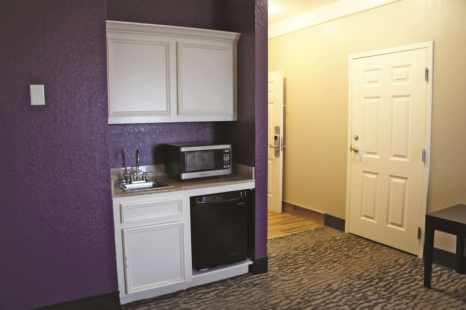Suite, 1 King Bed with Sofa bed, Accessible, Non Smoking (DLX Mobility/ Hearing Accessible) | In-room safe, desk, iron/ironing board, free cribs/infant beds