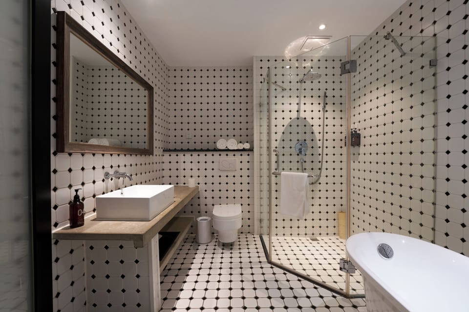 Design Suite | Bathroom | Shower, free toiletries, hair dryer, bathrobes