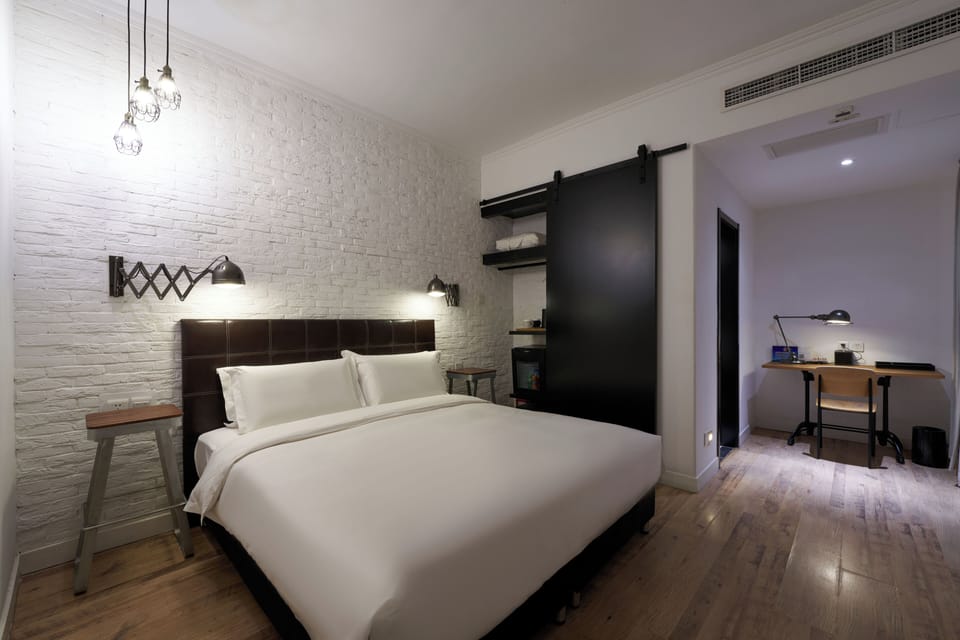 Junior Double Room | Living area | 40-inch TV with cable channels