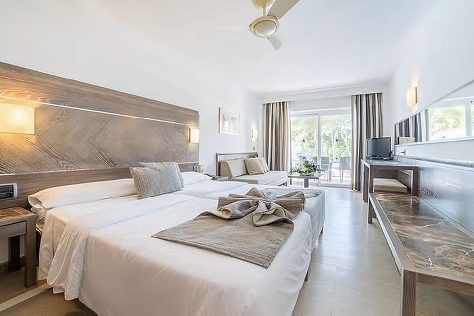 Double Room, Balcony | In-room safe, desk, free cribs/infant beds, free WiFi