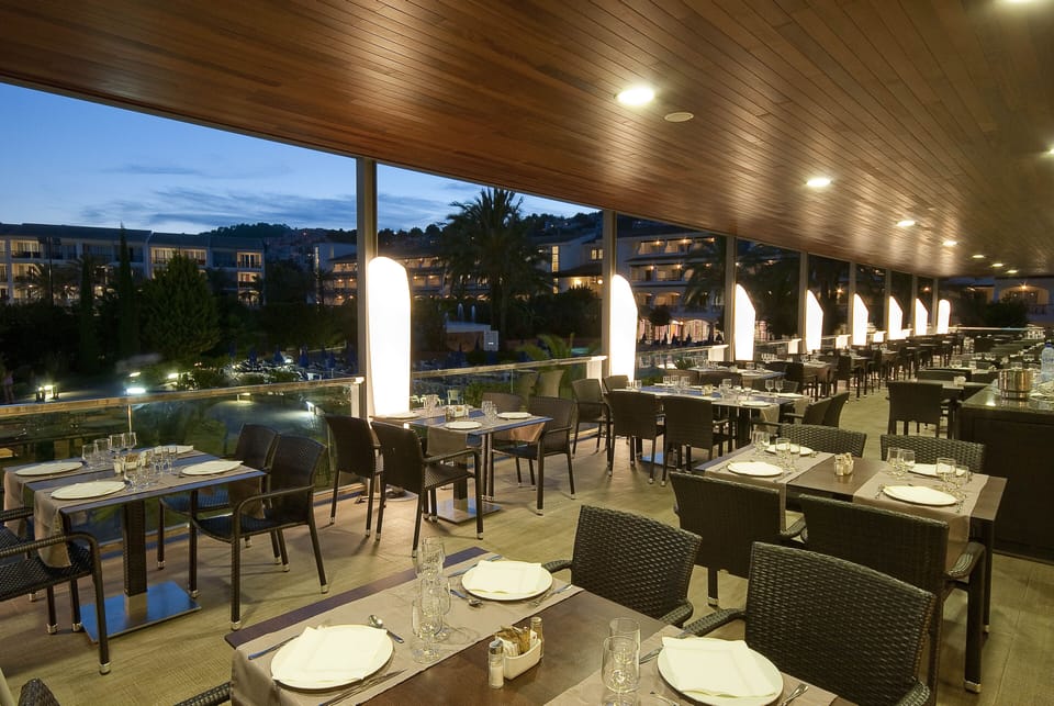 2 restaurants; breakfast, lunch, and dinner served