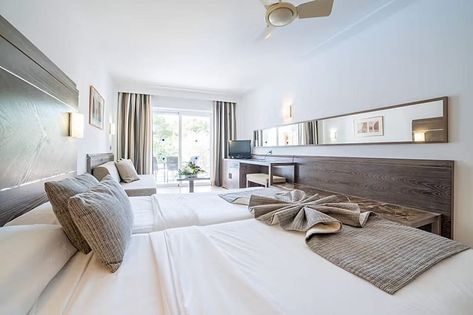 Double Room, Balcony | In-room safe, desk, free cribs/infant beds, free WiFi