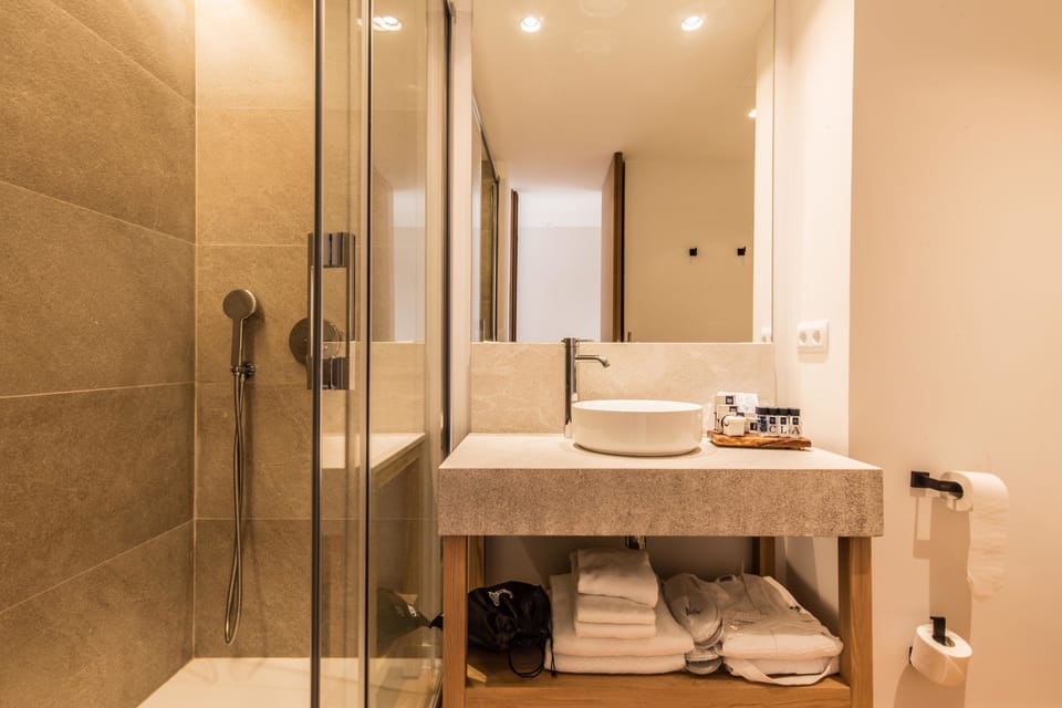 Deluxe Suite, Balcony (Spa access) | Bathroom | Free toiletries, hair dryer, bathrobes, slippers