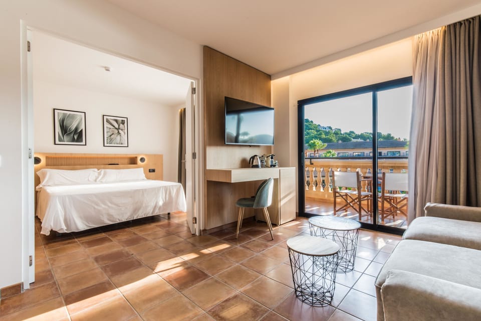 Deluxe Suite, Balcony (Spa access) | Down comforters, minibar, in-room safe, desk
