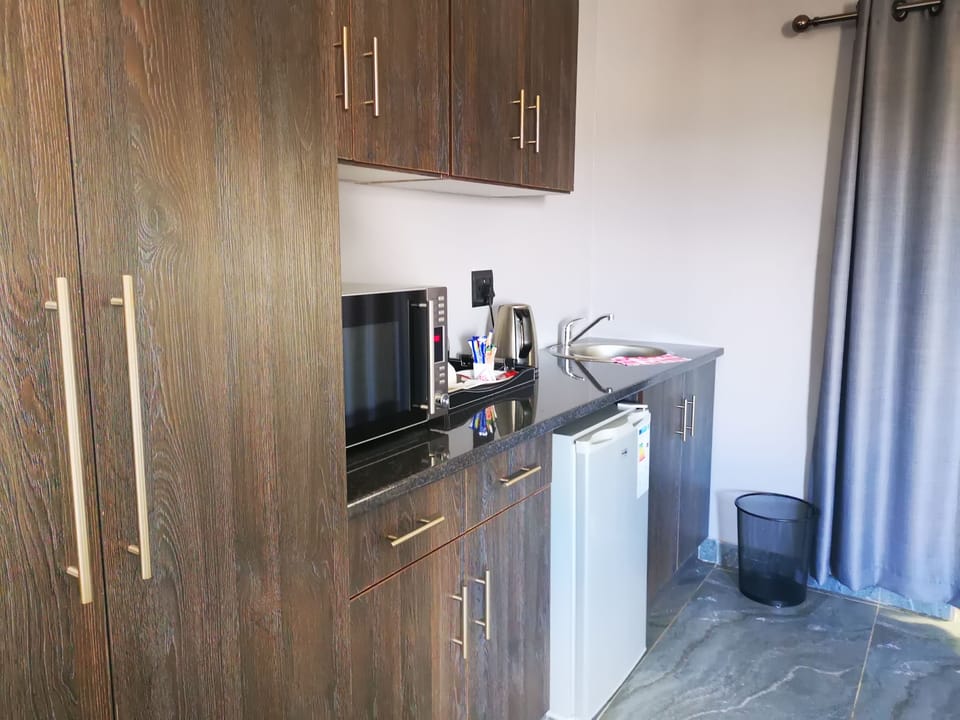 Executive Suite | Private kitchenette | Fridge, microwave, electric kettle