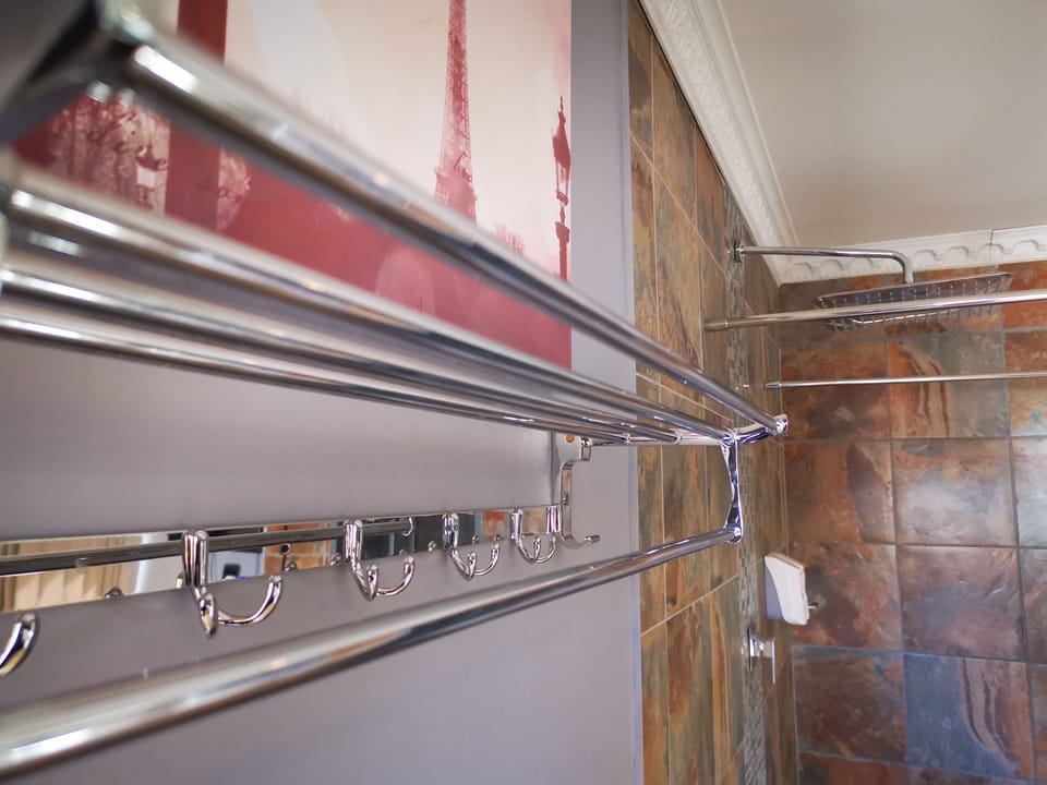 Honeymoon Suite | Bathroom | Rainfall showerhead, free toiletries, towels