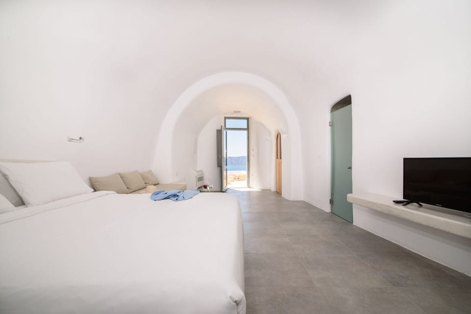 Family Suite with Caldera View and Private Jacuzzi | Down comforters, pillowtop beds, in-room safe, soundproofing