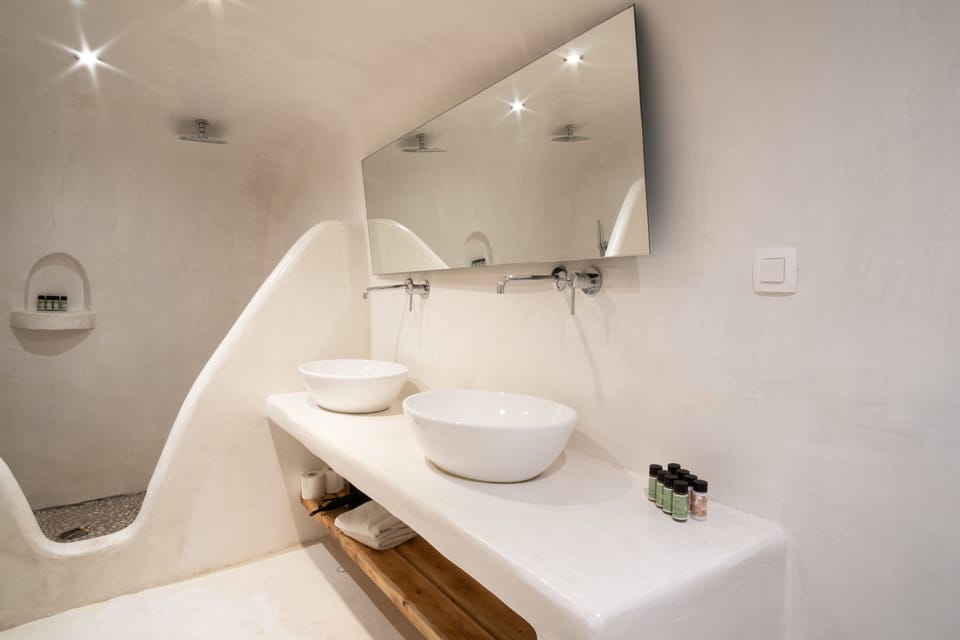 Family Suite with Caldera View and Private Jacuzzi | Bathroom | Shower, rainfall showerhead, designer toiletries, hair dryer