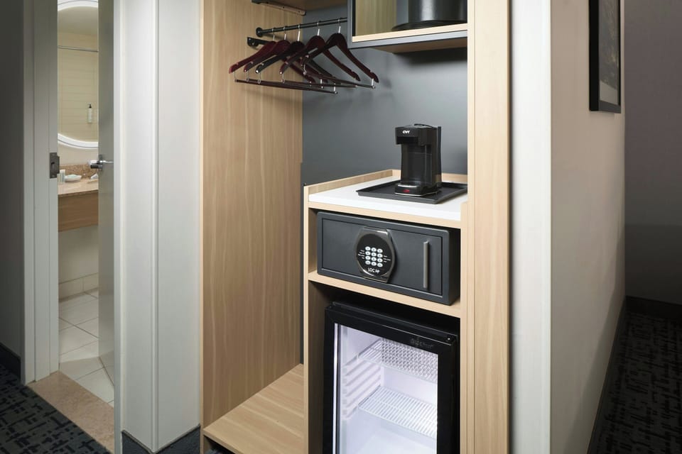 Premium bedding, in-room safe, desk, laptop workspace