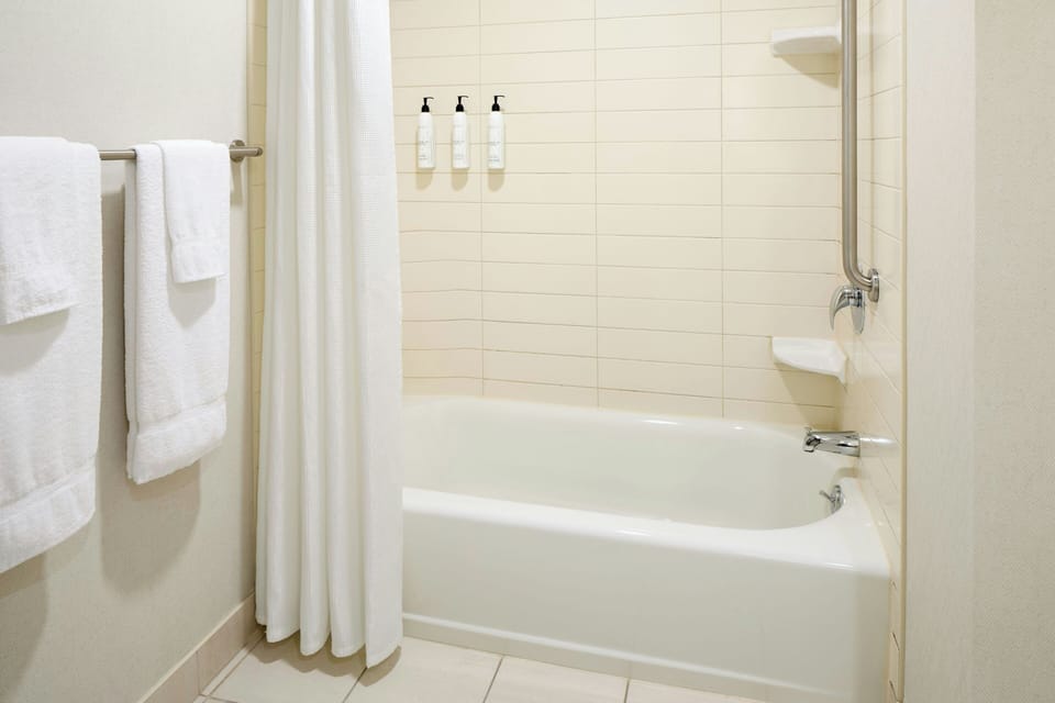 Combined shower/tub, free toiletries, hair dryer, towels
