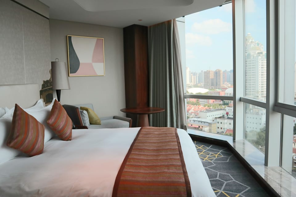 Deluxe Suite, 1 King Bed, Non Smoking | In-room safe, soundproofing, free WiFi, bed sheets