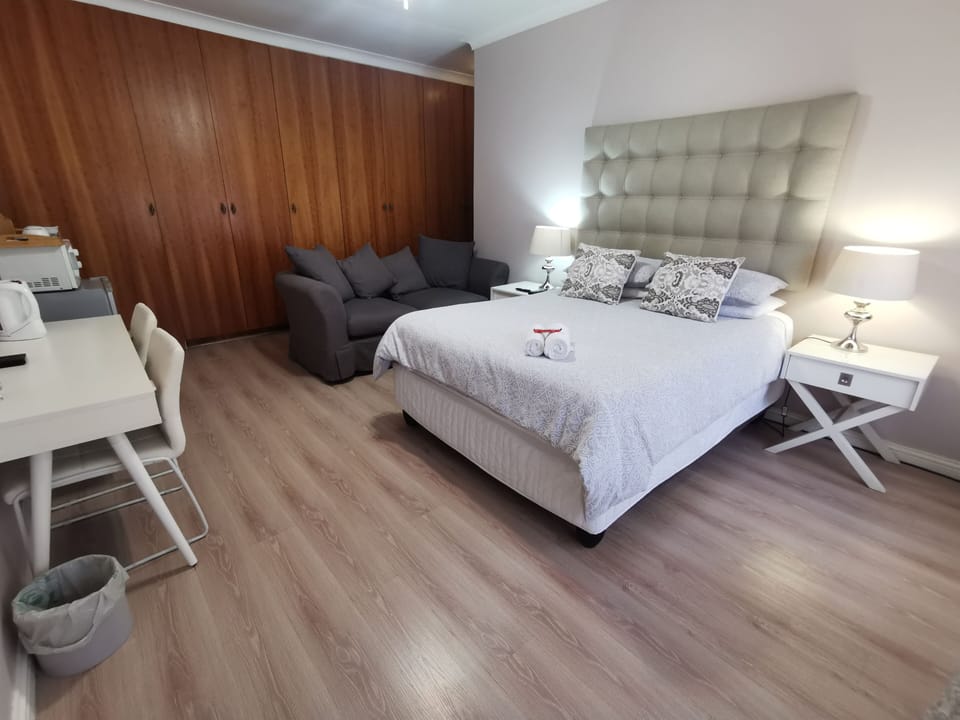 Poolside Suite | Individually decorated, individually furnished, desk, laptop workspace