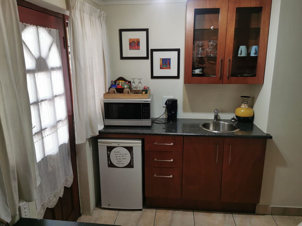 Cosy Ground Floor | Individually decorated, individually furnished, desk, laptop workspace