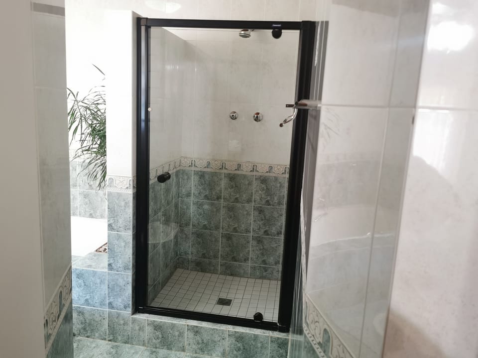 Poolside Suite | Bathroom | Combined shower/tub, hair dryer, bidet, towels