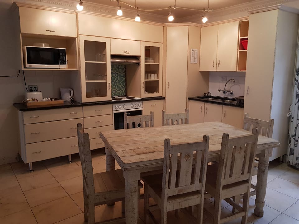 Family Apartment (Moeni Mouni) | Private kitchen | Fridge, electric kettle, cookware/dishes/utensils