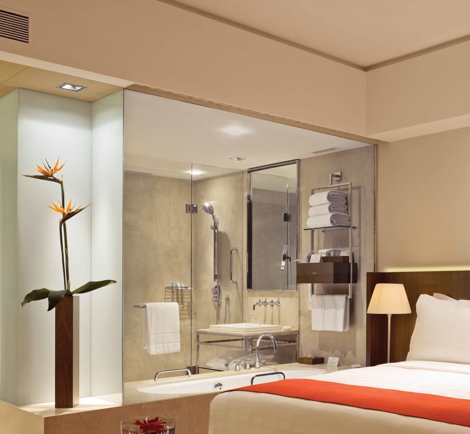 Combined shower/tub, deep soaking tub, rainfall showerhead