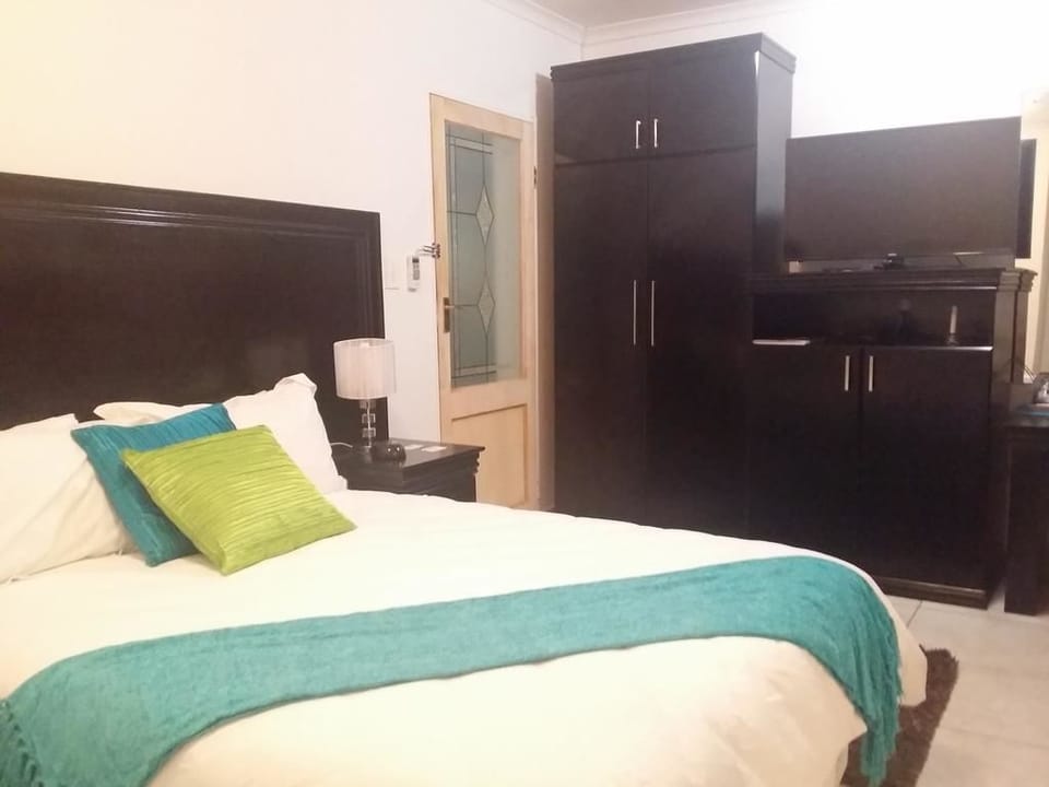 Standard Room | In-room safe, desk, iron/ironing board, free WiFi