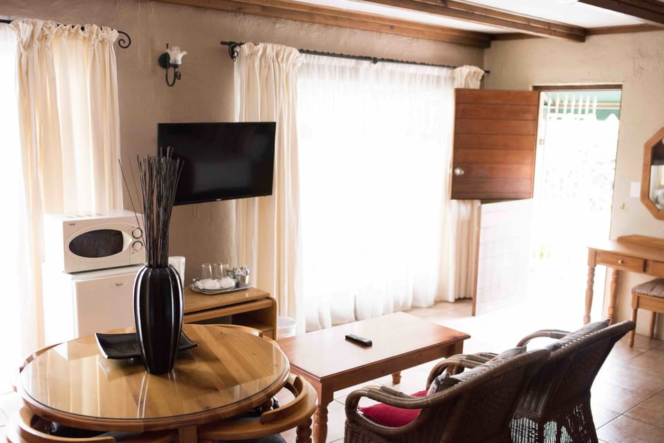Quadruple Room | Living area | 40-inch LCD TV with digital channels, TV