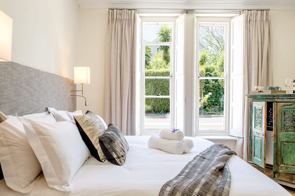 Standard King | Minibar, in-room safe, individually decorated, individually furnished