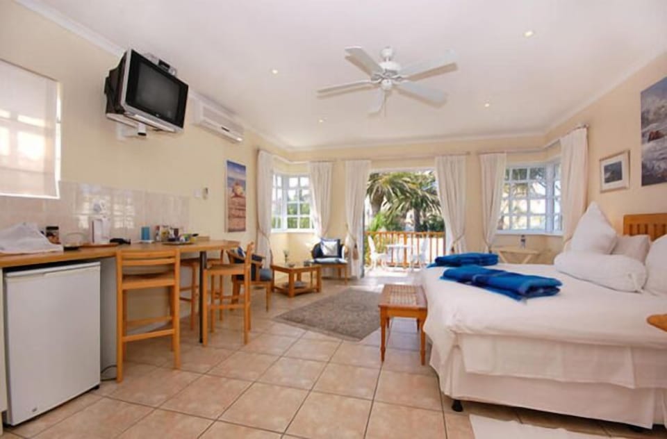 Room (Seaside Upstairs) | Premium bedding, in-room safe, free WiFi, bed sheets