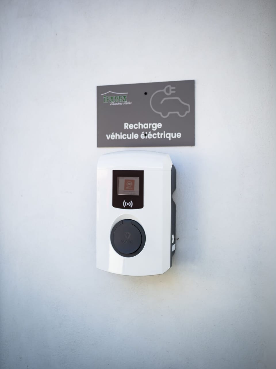 Electric vehicle charging station