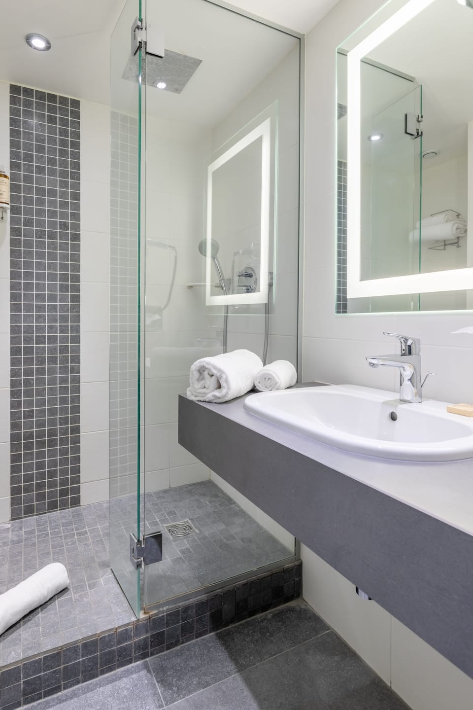 Superior Room, 2 Twin Beds | Bathroom | Eco-friendly toiletries, hair dryer, towels