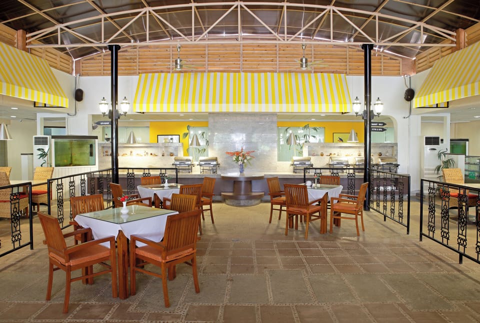 2 restaurants; breakfast, lunch, dinner, and brunch served