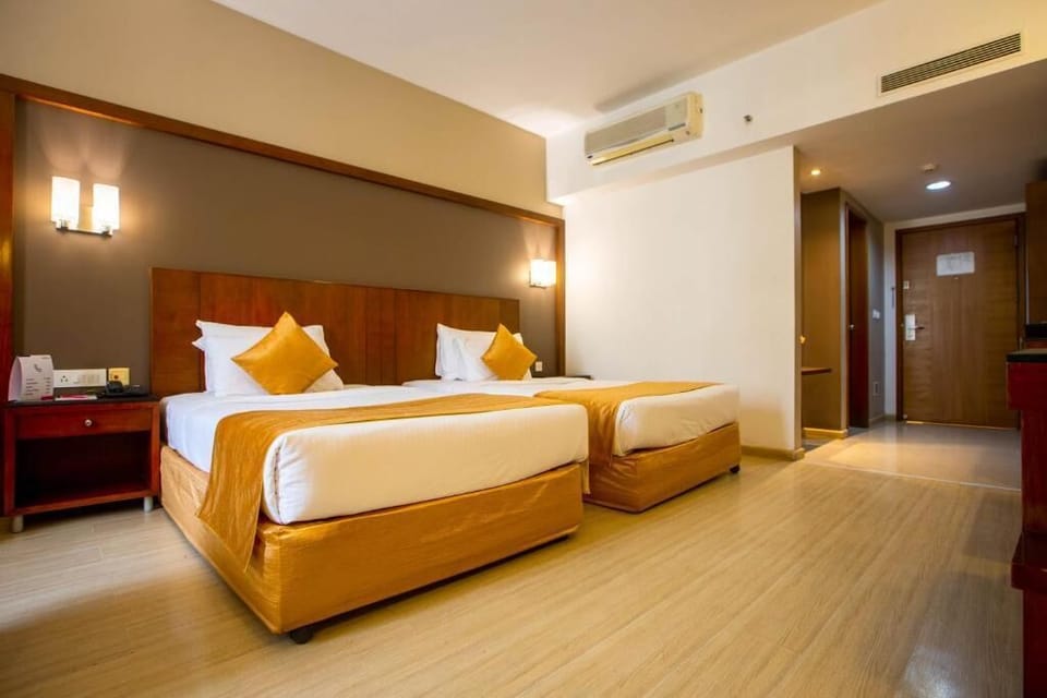 Deluxe Room | Minibar, in-room safe, desk, laptop workspace